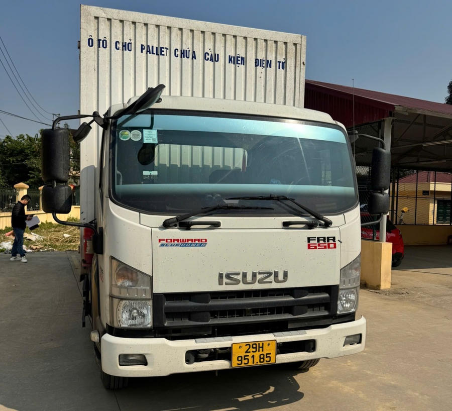 Xe ô tô chở linh kiện bị trộm cắp.