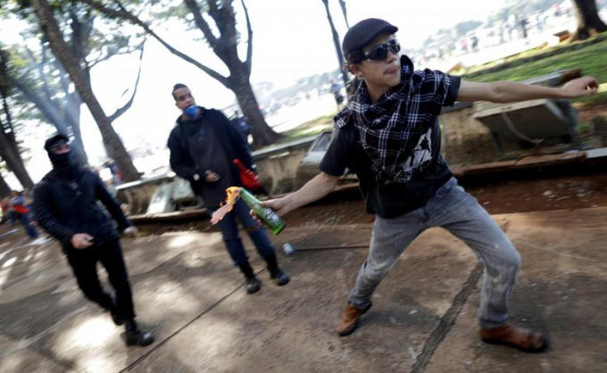 Những người biểu tình dùng chai lửa ném vào cảnh sát.