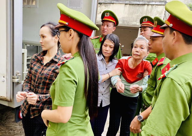 Bị cáo Lê Ngọc Phương Thảo (đi trước), phía sau bị cáo Nguyễn Ngọc Tâm Huyên dìu bị cáo Trịnh Thị Hồng Hoa.