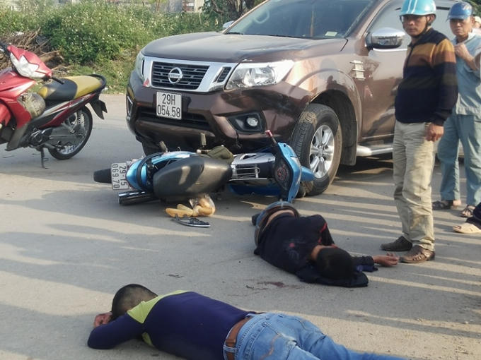 Hai thanh niên bất tỉnh tại hiện trường vụ tai nạn. Ảnh: Đinh Thị Linh