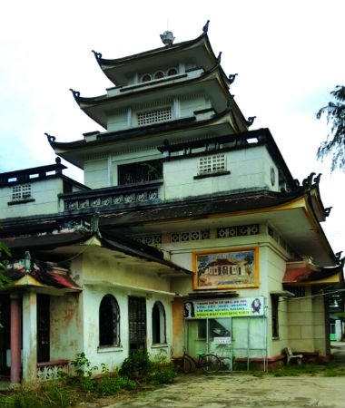 Từ xa nhìn lại quần thể chùa Hảo Tâm vẫn bề thế, uy nghi nhờ thiết kế bê tông cốt thép kiên cố dù đã tồn tại hơn nửa thế kỷ.