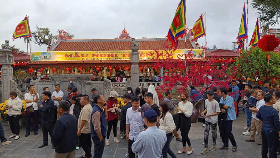 Hàng vạn người đổ về chợ “mua may, bán rủi” Viềng Xuân- Phủ Dầy