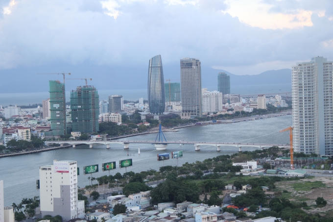 Hiện tại, Đà Nẵng vẫn đang băn khoăn giữa việc lựa chọn xây dựng cầu vượt hay hầm chui qua sông Hàn. Ảnh Vân Trương