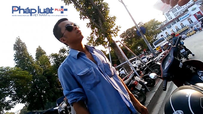 Bãi gửi xe thuộc Công ty TNHH Hà Nội Bốn Mùa quản lý. Ban ngày nhân viên tại đây thu 5,000 nghìn/xe máy , còn vào buổi tối thu 10,000 nghìn/xe máy.