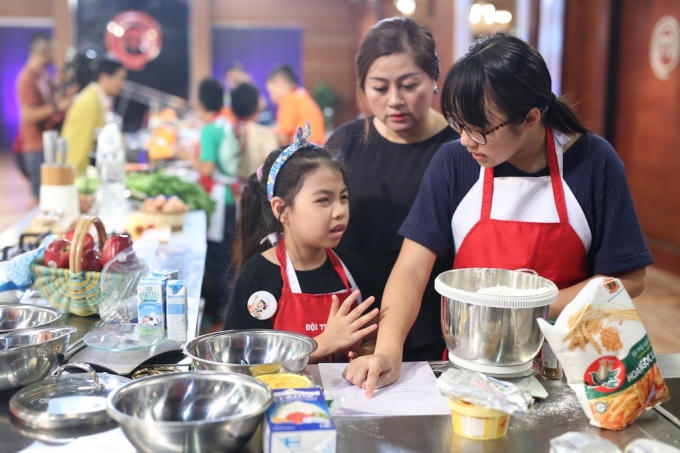 Bảo Anh và Hiền Anh gặp khó khăn khi thực hiện món tráng miệng. 