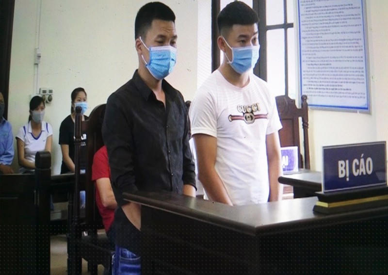 Hai đối tượng Kỳ và Phúc tại phiên tòa sơ thẩm.