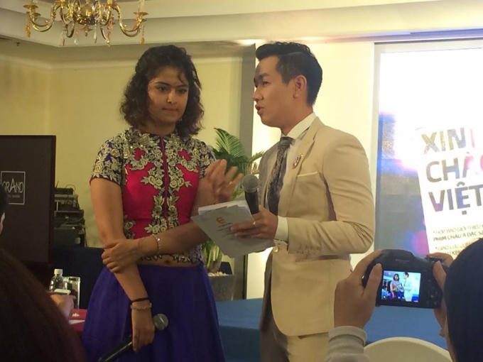 Nữ diễn viên giao lưu với báo chí và người hâm mộ tại TP HCM.