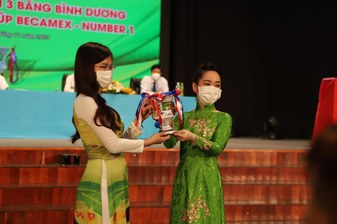 Cup vô địch của giải.
