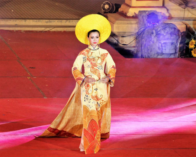 Bên cạnh đó có những thiết kế áo dài mới được kết bằng hoa tươi trên thân vải áo dài.