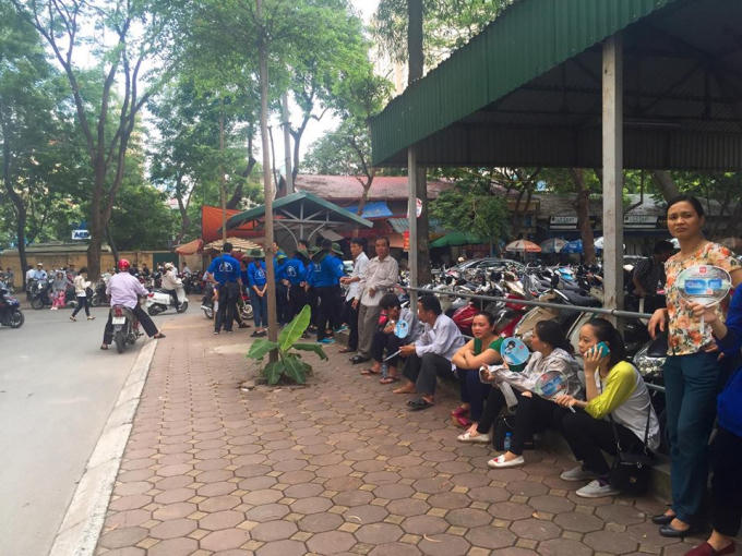 Phụ huynh thí sinh được các bạn tình nguyện viên phát quạt, tặng nước tiếp sức mùa thi.
