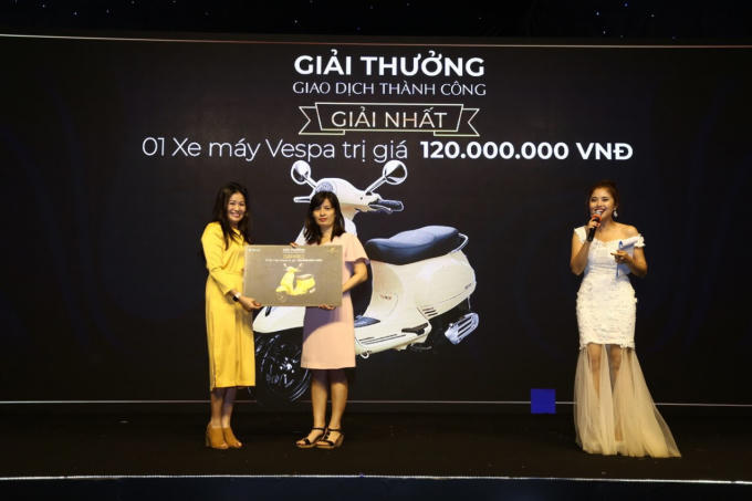 Bà Nguyễn Thị Mai Thảo – Phó Tổng Giám đốc Thường Trực TTC Land trao thưởng cho khách hàng Nguyễn Thị Thu Hương sở hữu căn hộ thuộc Block Iris Luxury may mắn trúng xe máy Vespa trị giá 120 triệu đồng.