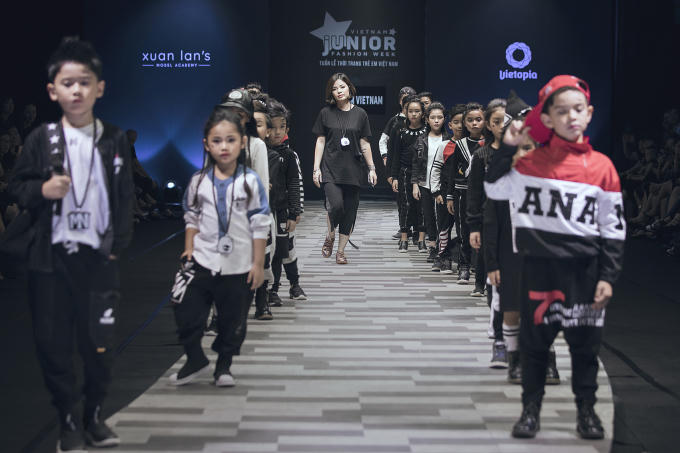 Vũ Cát Tường dù bị sốt vẫn toả sáng cùng 9 học trò The Voice Kids trên sàn diễn thời trang