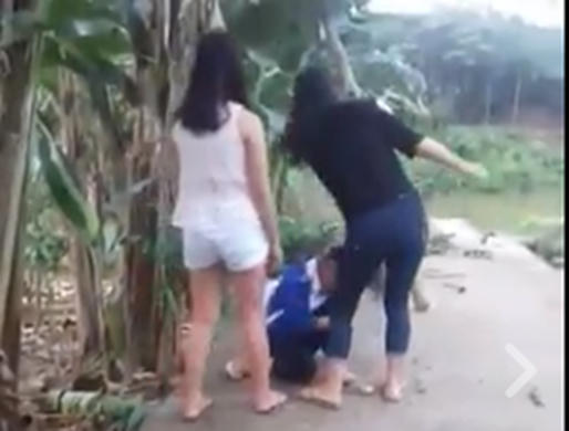 2 nữ sinh lớp 9 xô ngã và liên tục tát vào mặt em N. (Ảnh cắt từ clip).