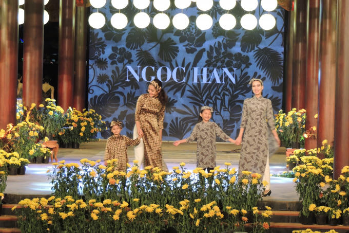 Đất trời Bảo Lộc và khí hậu ôn hòa nơi đây đã ươm mầm cho những vườn Dâu xanh mướt, là thức ăn chính cho từng Nong Tằm ăn rồi Tằm lại nhả tơ để người quay tơ kéo ra ngững sợi tơ và dệt lên những tấm lụa mềm mại và cũng rất sang trọng trong từng sản phẩm.