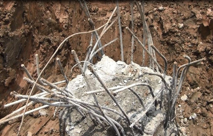 Một trong 2 trụ móng của điện đổ bị đào bới ngay trong đêm 22/4.
