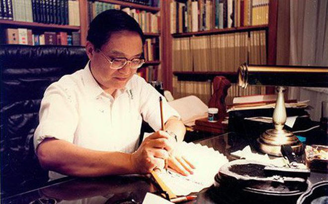 Kim Dung v&agrave; cuộc đời đẫm bi kịch: Vợ phản bội, con trai tự s&aacute;t ở tuổi 19