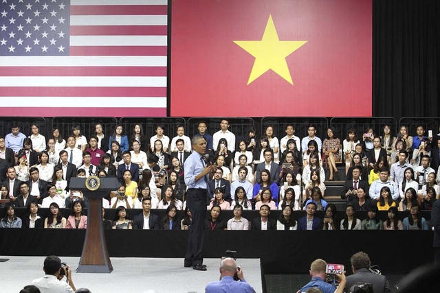 Tổng thống Obama trả lời câu hỏi của các bạn thanh niên về hàng loạt các vấn đề như TPP, chảy máu chất xám, biến đổi khí hậu, nạn buôn người, bảo vệ hang Sơn Đoòng...