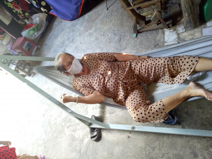 Còn các cụ già cũng phải bịt suốt ngày vì không thở được khi hít phải mùi hôi từ khói thải của cơ sở Tú Trinh.