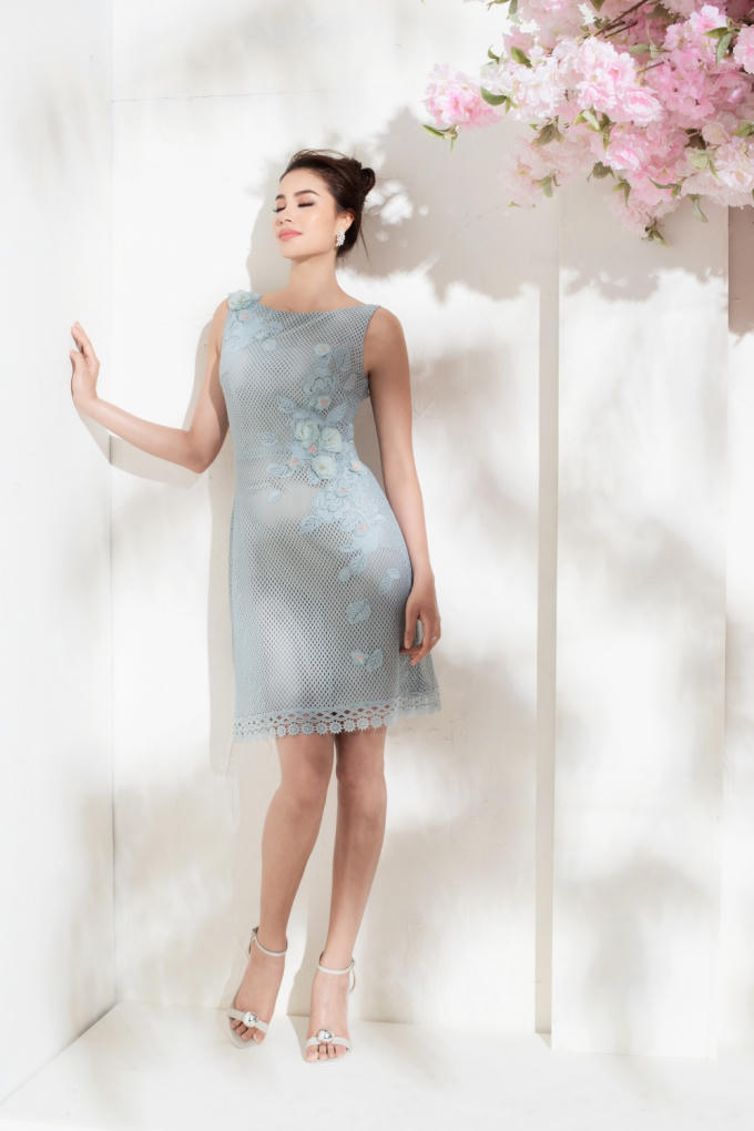 Đồng màu cùng bộ thứ nhất, nhưng chiếc váy này đươc thiết kế không có tay, làm lộ ra bờ vai gợi cảm của Phạm Hương. Họa tiết bông hoa bản to được đính kết tinh tế bên eo, nhấn nhá thêm cho vòng hai hoàn hảo.