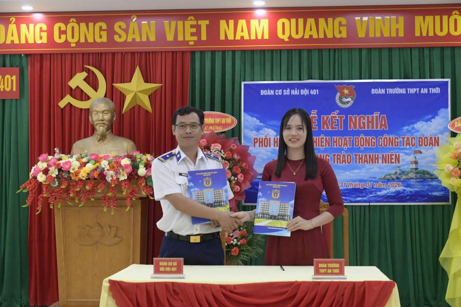 Bí thư Đoàn cơ sở Hải đội 401 và Bí thư Đoàn trường THPT An Thới ký văn bản kết nghĩa giữa hai tổ chức đoàn.