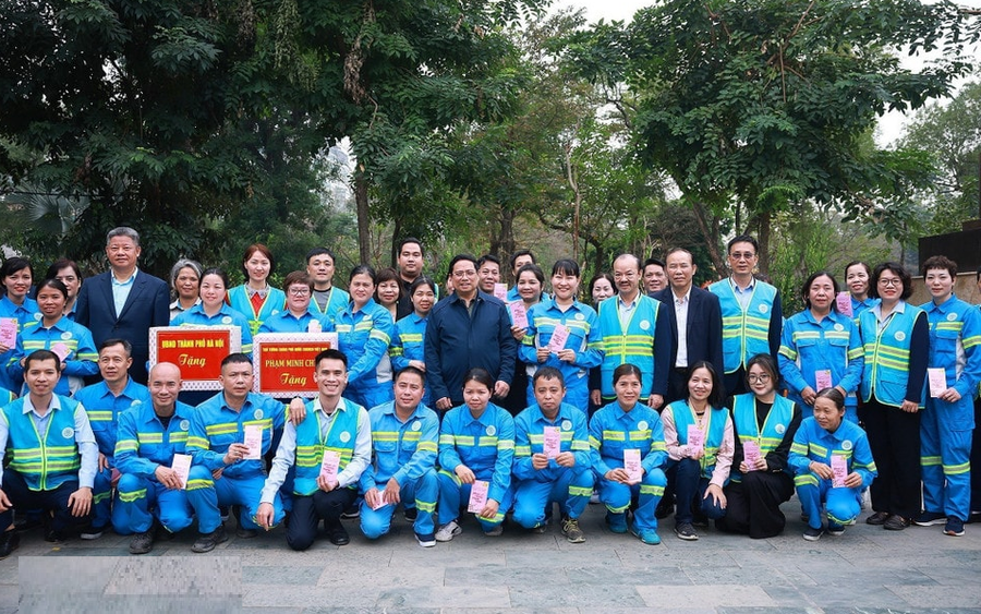 Thủ tướng Chính phủ Phạm Minh Chính thăm, động viên, chúc Tết công nhân vệ sinh môi trường tại Hà Nội.