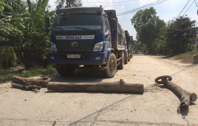Người dân chặn xe chở đất đá trên tỉnh lộ 16 vì cho rằng đường bụi do những chiếc xe này gây ra nhưng lại không xử lý bằng cách tưới nước.