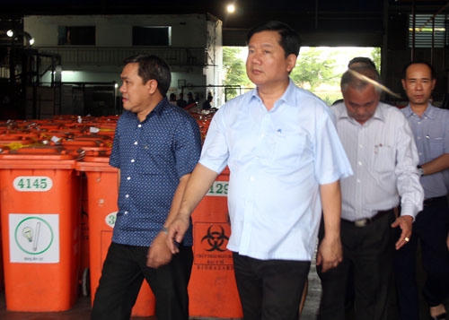 Bí thư Thành ủy Đinh La Thăng đi kiểm tra bãi rác Đông Thạnh ngay sau buổi tiếp xúc.