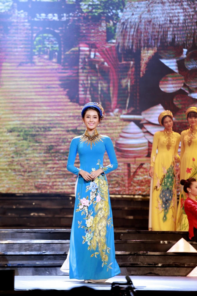 Á hậu Huyền My hạnh phúc đón tuổi mới bên bố mẹ