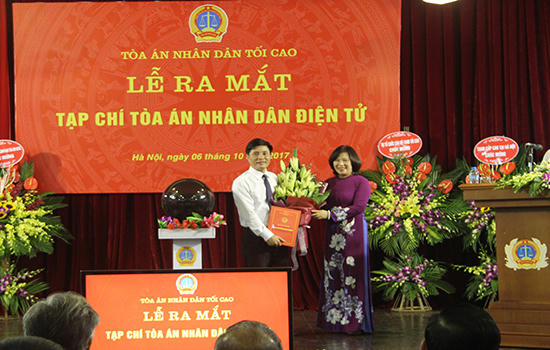 Đồng chí Nguyễn Thúy Hiền, Phó Chánh án TANDTC, Trưởng ban Ban Chỉ đạo công tác Thông tin - tuyên truyền TAND trao Giấy phép hoạt động và QĐ thành lập Tạp chí TAND điện tử cho đồng chí Trần Quốc Việt, Tổng biên tập Tạp chí TAND.