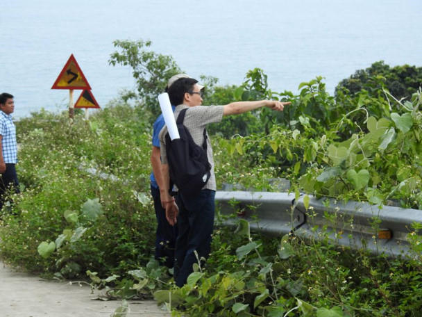 Ngay sau đó, Phó Thủ tướng cũng đã đi thăm 1 vòng bán đảo Sơn Trà và được một số thổ địa tại đây giới thiệu về hệ động thực vật đa dạng nơi này.Ảnh: ST