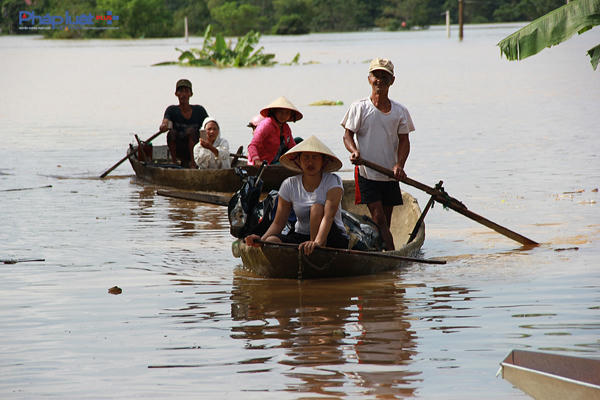 Thuyền trở thành phương tiện đi lại duy nhất đối với người dân vùng rốn lũ Thạch Định. (Ảnh: Anh Thắng)