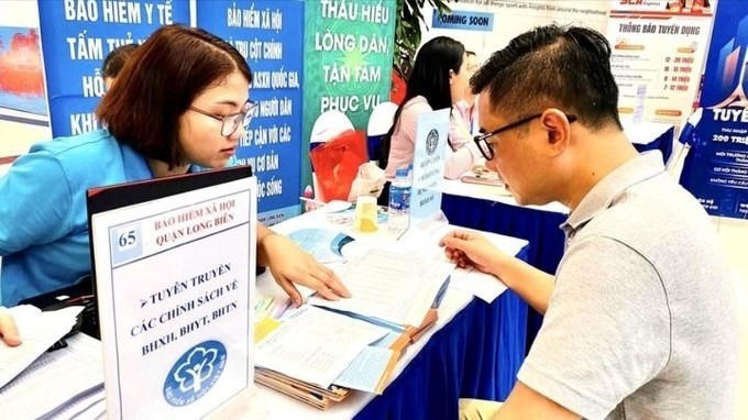 Chính phủ quy định người lao động đóng bảo hiểm thất nghiệp bằng 1% tiền lương tháng. Ảnh: SGGP