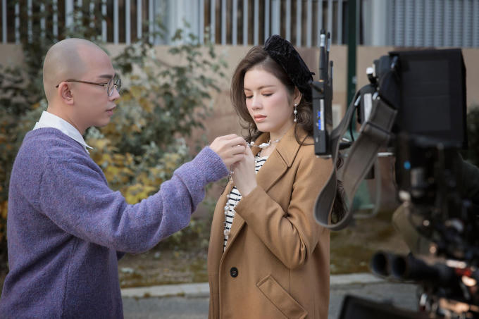 Kết hợp với trang sức nhẹ nhàng, các cô nàng cũng đều sẽ trở nên nổi bật mỗi khi xuất hiện.