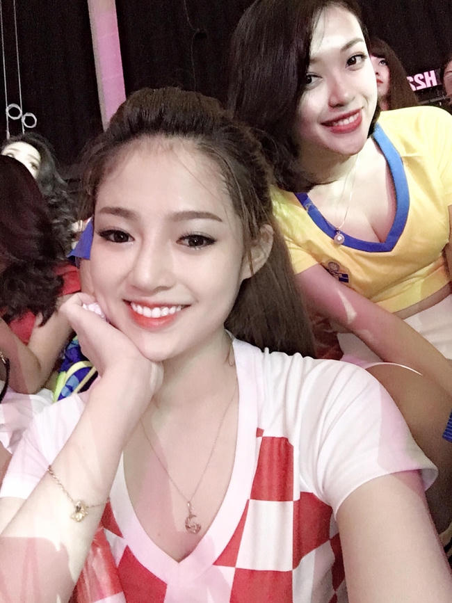 Vân Anh chụp hình cùng Mạnh Chi.