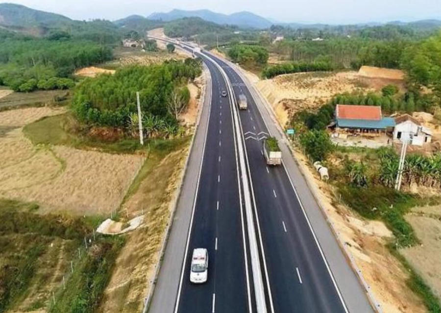 Một quy định mới đáng chú ý, trẻ em dưới 10 tuổi và cao dưới 1,35m không được ngồi hàng ghế trước (trừ xe chỉ có một hàng ghế).