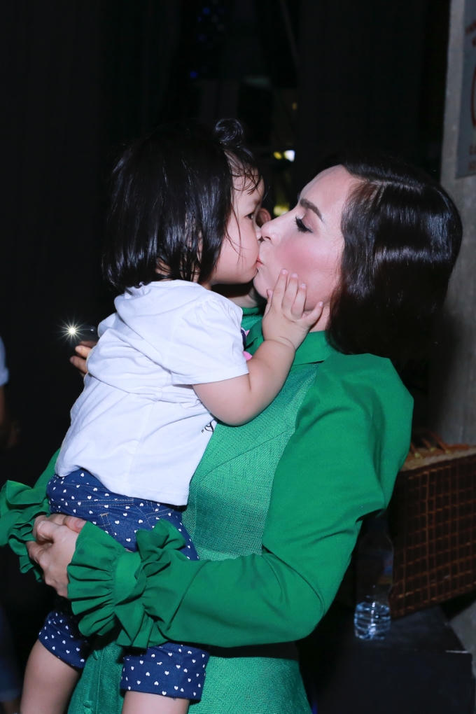 Phi Nhung và con nuôi trong hậu trường.