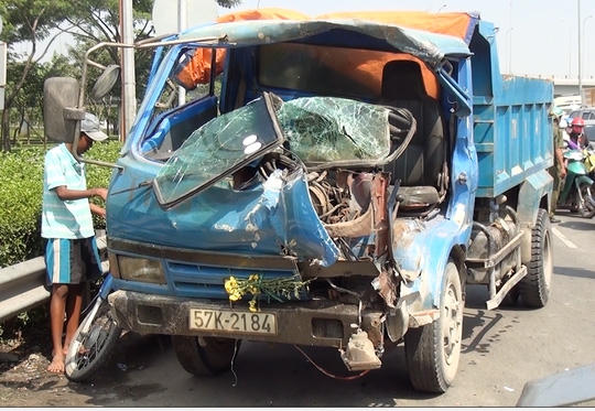 Đầu chiếc xe ben biến dạng hoàn toàn sau va chạm.