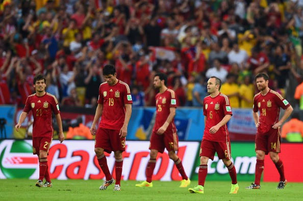 Tây Ban Nha đã thống trị đấu trường Euro và World Cup từ năm 2008 đến 2012. Họ bước vào World Cup 2014 với tư cách ứng cử viên vô địch. Thế nhưng, lối chơi tiqui-taka từng giúp Tây Ban Nha thống trị thế giới đã vỡ vụn. Tây Ban Nha thua cả Hà Lan (1-5) và Chile (0-2) ở vòng bảng và phải xách va ly về nước. Tây Ban Nha cùng với Pháp, Italia, Brazil là những đội vô địch bị loại ngay từ vòng đấu đầu tiên ở kỳ World Cup tiếp theo.