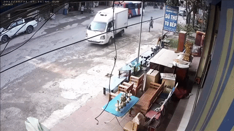 Chiếc xe tải trôi dốc chỉ dừng lại khi lao vào một xe ô tô khác đỗ bên đường.