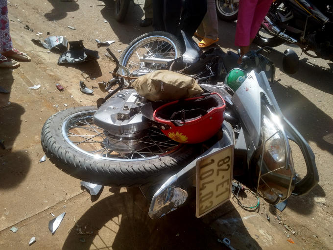 Chiếc xe máy của 2 vợ chồng người bị thương nặng.