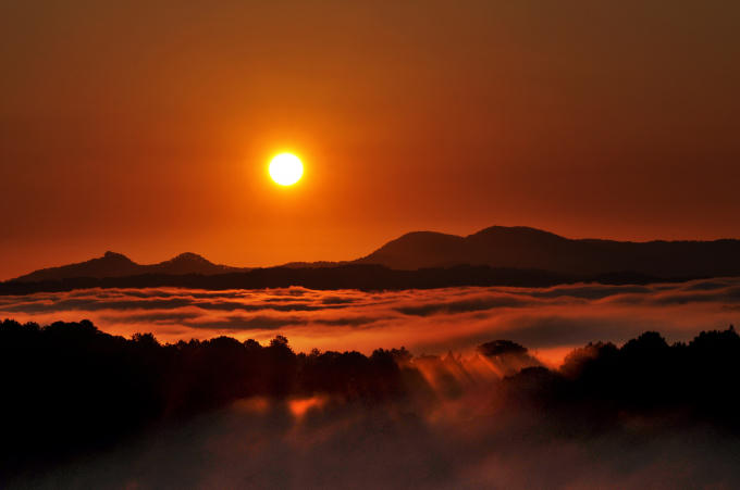 Bình minh trên đỉnh núi.