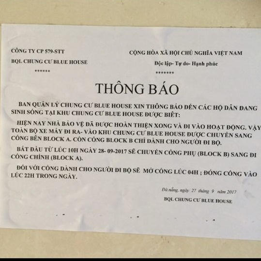 Thông báo gắn ở cửa ra vào khu chung cư Blue House.