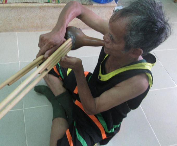 Nghệ nhân Thái say mê với đàn bầu.