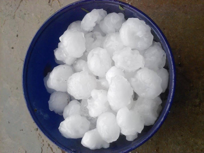 Người dân Mai Sơn lấy xô nhặt đá.