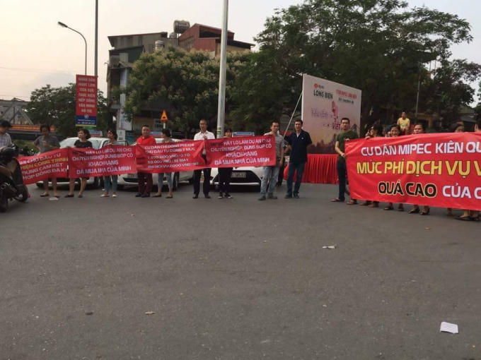 Cư dân tòa nhà Mipec Long Biên xuống đường “biểu tình” phản đối phí dịch vụ tòa nhà.