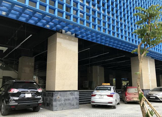 Nhà ga Cát Linh vẫn đang tiếp tục được hoàn thiện, xung quanh tầng một đang là nơi đỗ khá nhiều xe ô tô. Đây là nhà ga lớn nhất trên toàn tuyến.