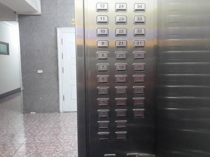 Số tầng tòa nhà thể hiện rõ trên thang máy.