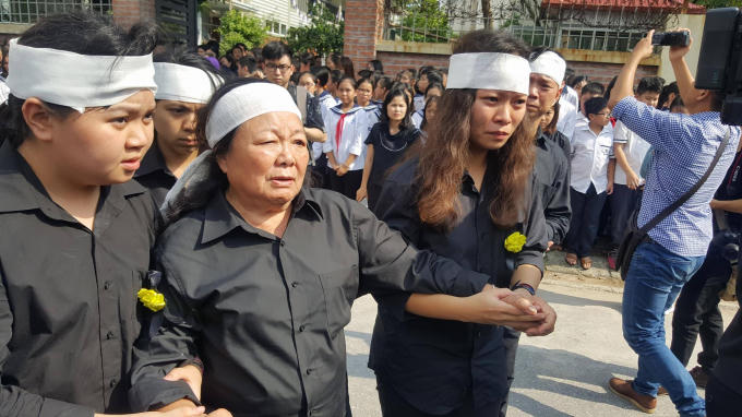 Cô Oanh - Vợ thầy Văn Như Cương được người thân dìu tới bắt tay nói chuyện, nhận lời động viên an ủi từ những em học sinh.