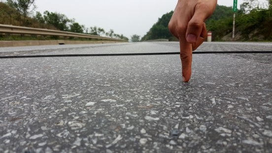 Những vệt lún sâu từ 3 - 4cm, kéo dài hàng Km xuất hiện liên tục, dày đặc trên đường cao tốc Nội Bài - Lào Cai.