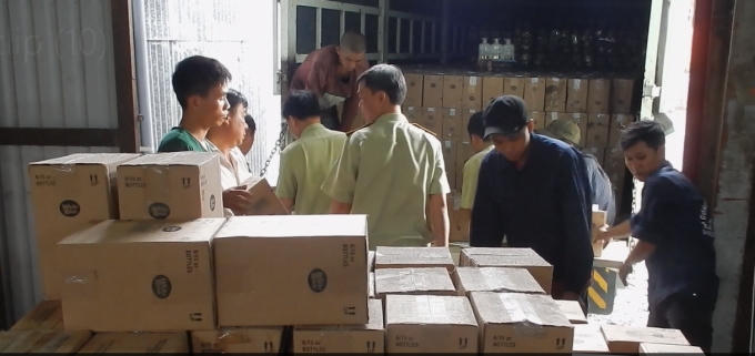 Lực lượng chức năng kiểm tra xe ô tô chở mỹ phẩm.
